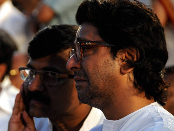 Raj breaks down at Bal Thackeray's funeral