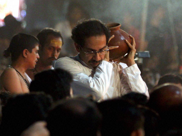Uddhav performs last rites