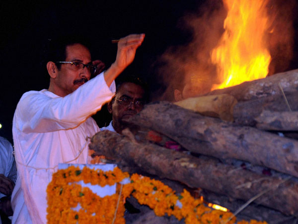 Uddhav pays last tribute to his father