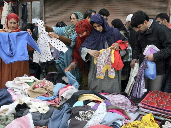 Srinagar busy during Winter Shopping