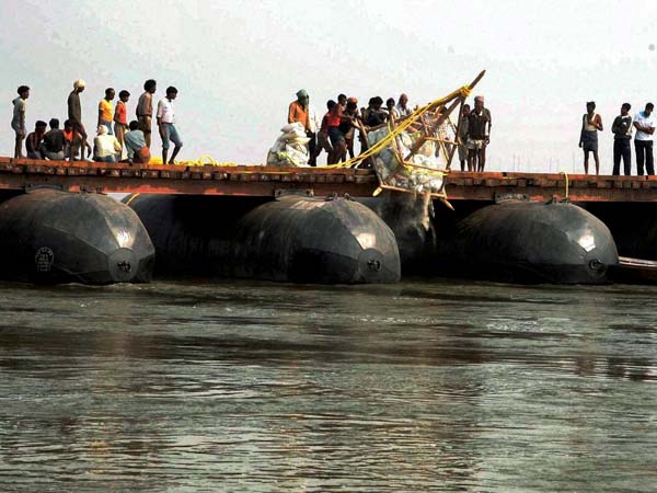 Temporary pontoon bridge over the river Ganga
