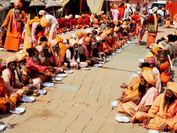 Juna Akhada sadhus eat