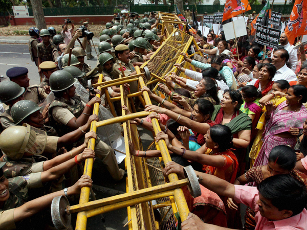 Delhi Rape: Protest outside Sonia Gandhi's residence