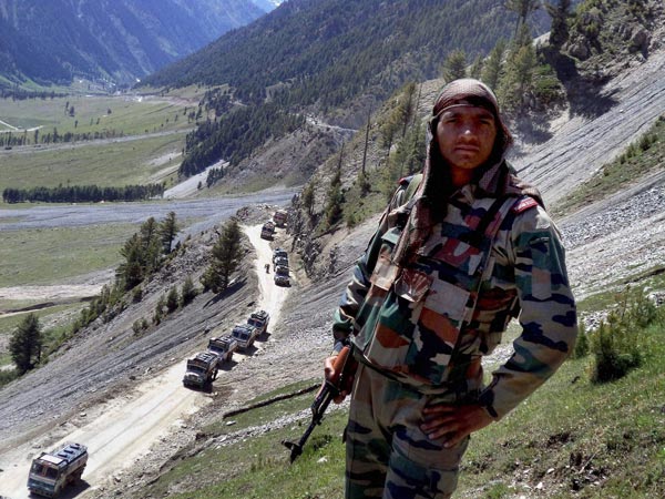 Army jawan stands guard at Amarnath Yatra