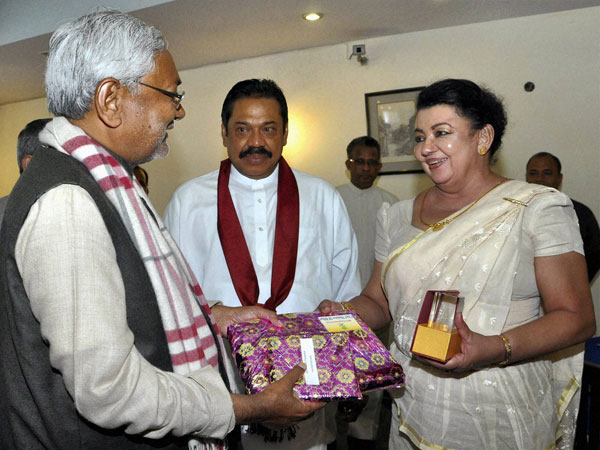 Nitish Kumar with Lankan President Mahinda Rajapaksa at Bodh Gaya