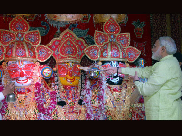 Modi at Jagannath Temple in Ahmedabad