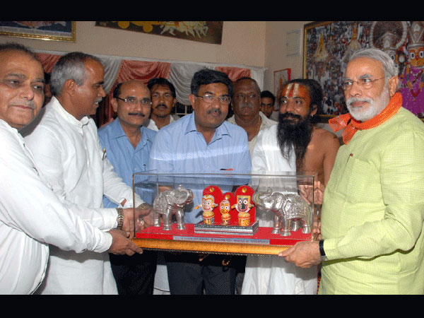 Modi prays for