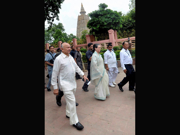 Sonia Gandhi along with Sushil Kumar Shinde visiting the Mahabodhi Temple