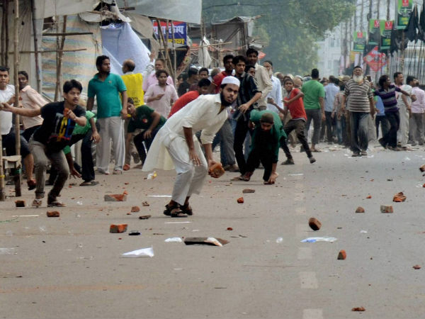 People pelt stones