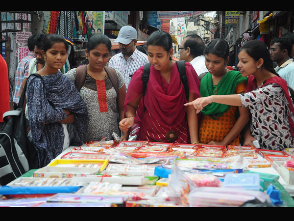 Raksha Bandhan festival in full form