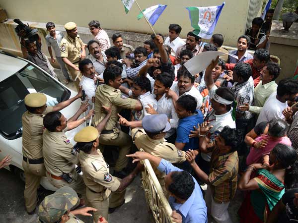 Police personnel take on YSR Congress supporters