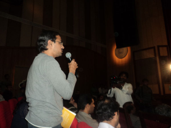Oneindia reporter asking a question to Nandan Nilekani