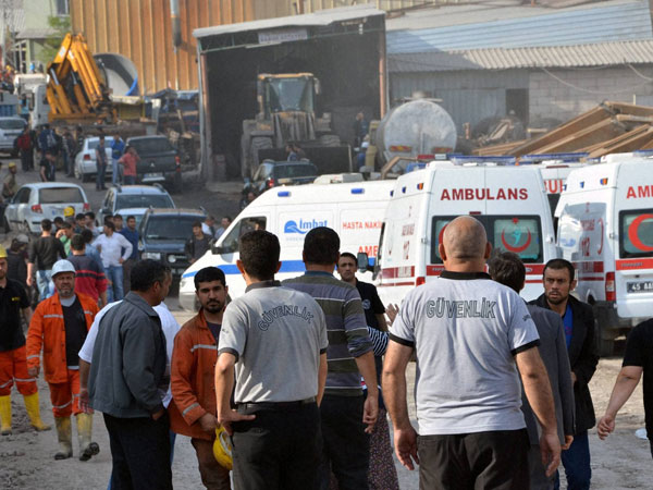 Rescue workers and ambulances at the entrance of the mine