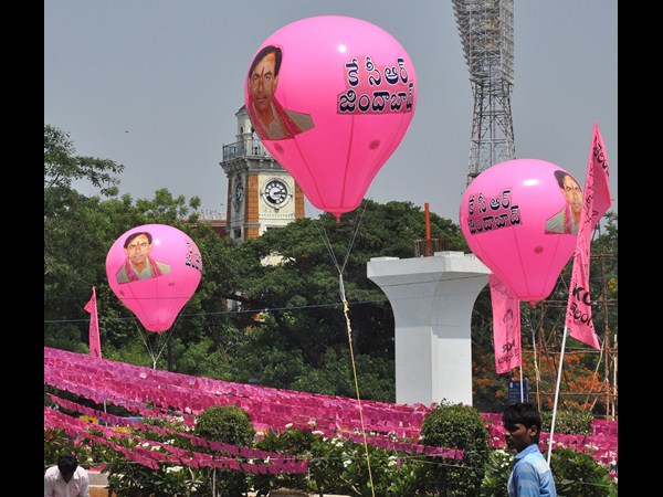 Telangana CM K Chandrashekar Rao on an air balloon