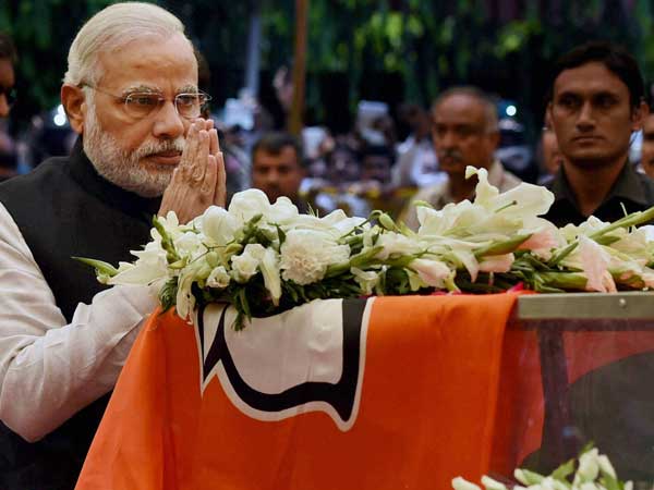Prime Minister Narendra Modi paying his last respect