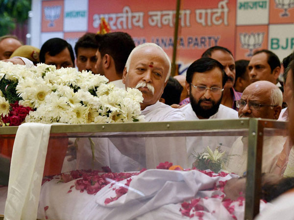 RSS chief Mohan Bhagwat while paying his last respect