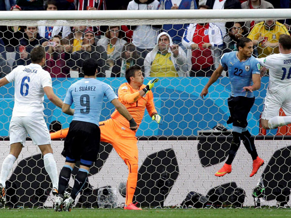 England's Wayne Rooney hits the goal post with a header