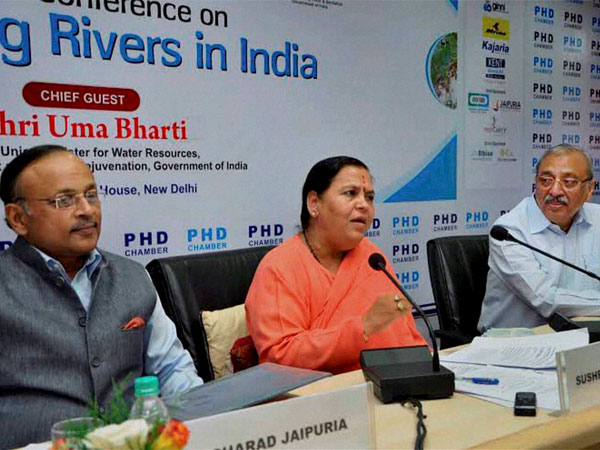 Union Minister Uma Bharti (C) with Sharad Jaipuria, President