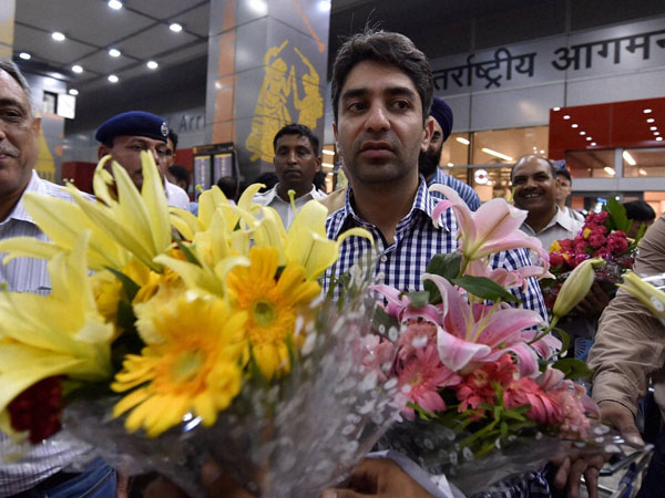 Gold Medallist India's Abhinav Bindra, being welcomed by his fans