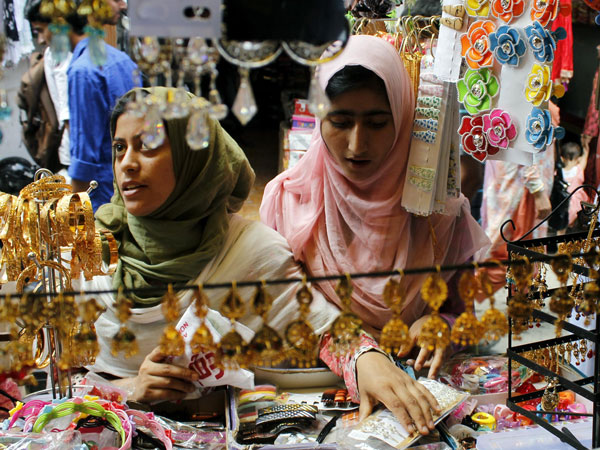 Kashmiri women busy shopping ahead of Eid ul-Fitr
