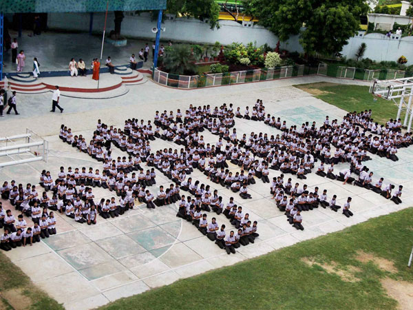 Students make human chain that reads