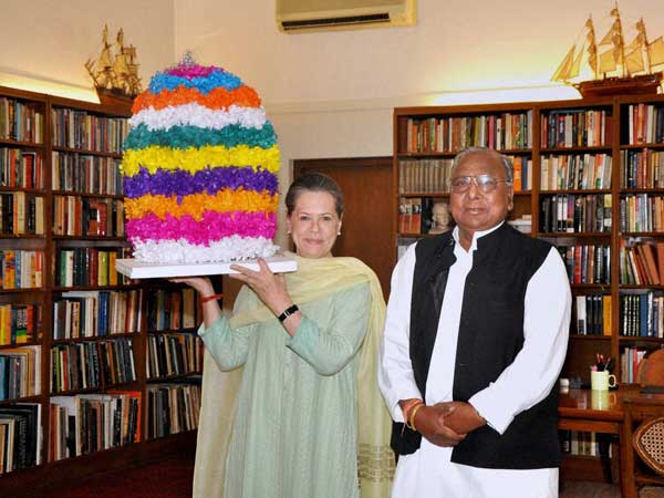 Congress leader & MP V Hanumantha Rao presents a Bathukamma
