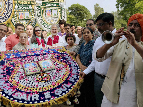 Delhi Lt Governor Najeeb Jung holding the traditional 'pankha'
