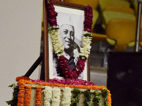Modi offers tribute to Jawaharlal Nehru Modi offers tribute to Jawaharlal Nehru