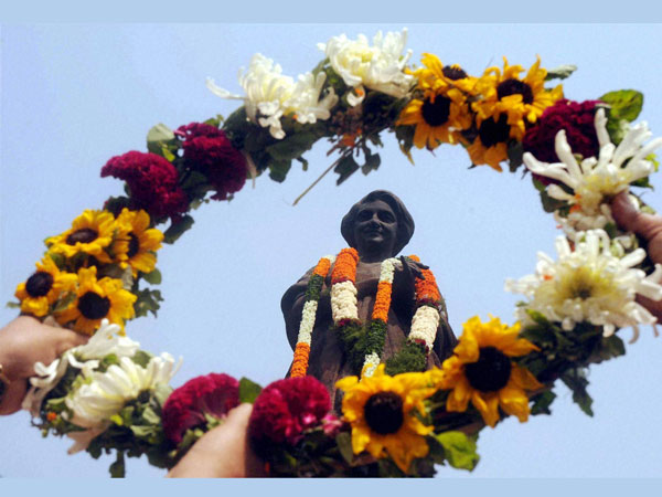 Trubute to the statue of former Prime Minister Indira Gandhi