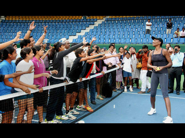 Venus Williams (right) of Bangalore Raptors obliges fans after a practice session at Karnataka State Lawn Tennis Association (KSLTA) court in Bengaluru on Wednesday Venus Williams (right) of Bangalore Raptors obliges fans after a practice session at Karnataka State Lawn Tennis Association (KSLTA) court in Bengaluru on Wednesday