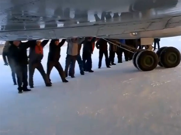Passengers push frozen Siberian plane Passengers push frozen Siberian plane