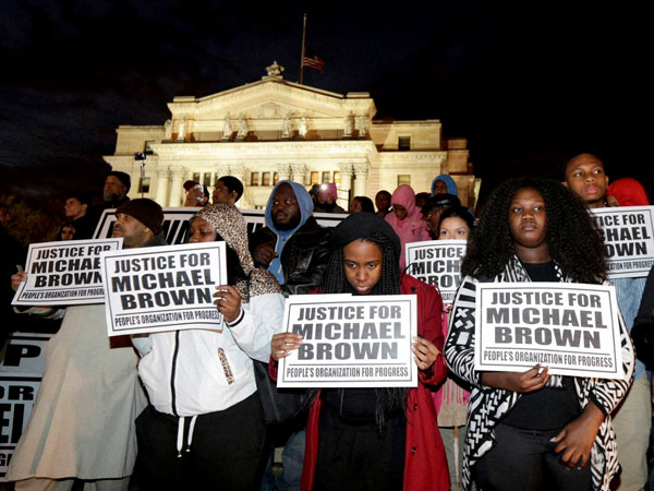 US: Protesters force mall to close US: Protesters force mall to close