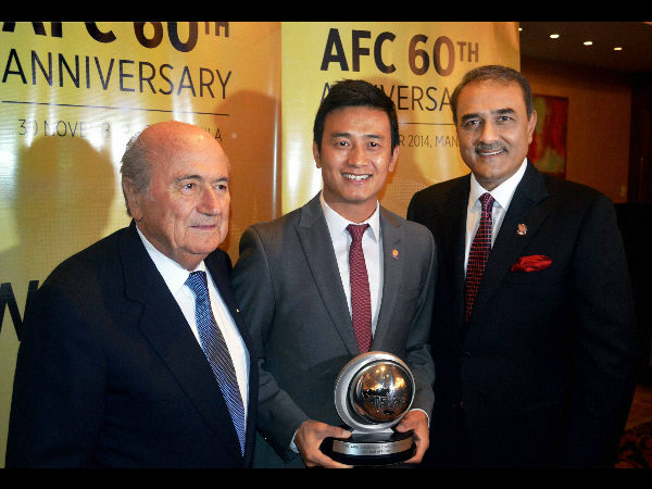 Baichung Bhutia (centre) with FIFA President Joseph S Blatter and AIFF President Praful Patel after receiving the 'Hall of Fame' Award Baichung Bhutia (centre) with FIFA President Joseph S Blatter and AIFF President Praful Patel after receiving the 'Hall of Fame' Award