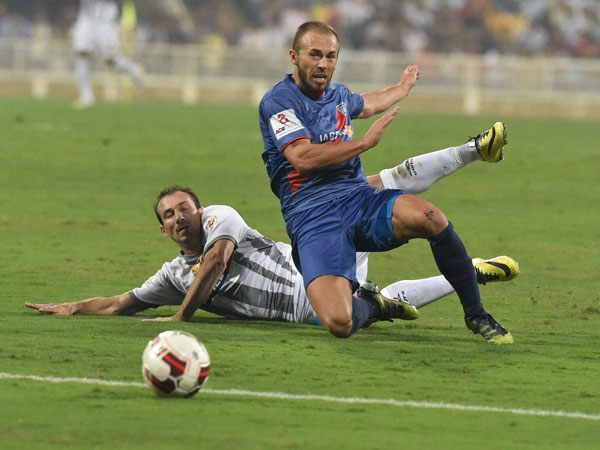 Mumbai City Football Club and Atletico De Kolkata's players in action during the ISL match, in Mumbai on Sunday. Mumbai City Football Club and Atletico De Kolkata's players in action during the ISL match, in Mumbai on Sunday.