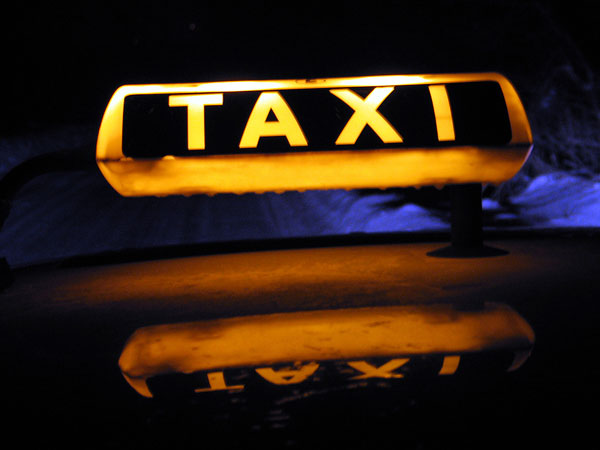 Paris taxis want Uber banned Paris taxis want Uber banned