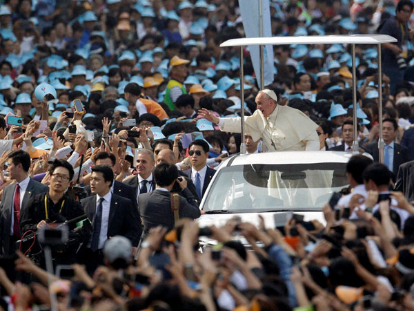 Pope offers Christmas phone greetings to Iraqi refugees Pope offers Christmas phone greetings to Iraqi refugees