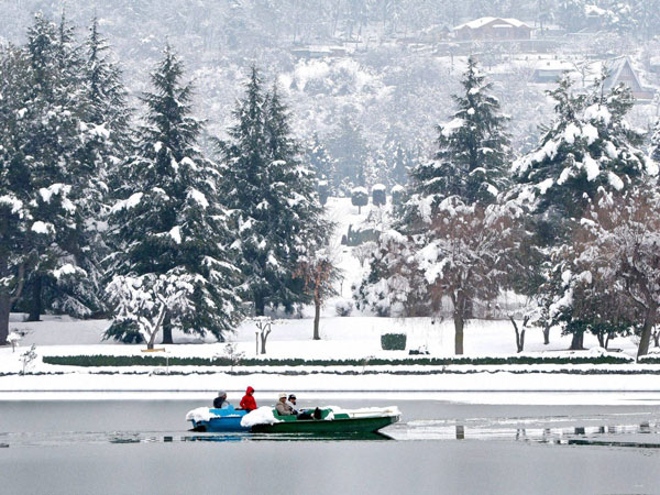 2014: Despite floods and elections, 11 lakh tourists visited Kashmir. 2014: Despite floods and elections, 11 lakh tourists visited Kashmir.