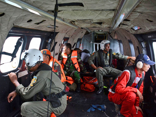 Weather hampers hunt for AirAsia plane Weather hampers hunt for AirAsia plane