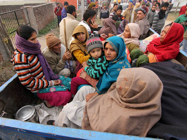 Villagers abandon homes in Kashmir Villagers abandon homes in Kashmir