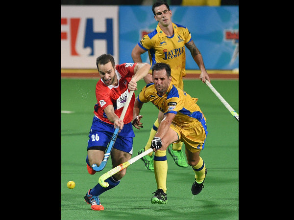 Mumbai (red) and Punjab (yellow) players in action Mumbai (red) and Punjab (yellow) players in action