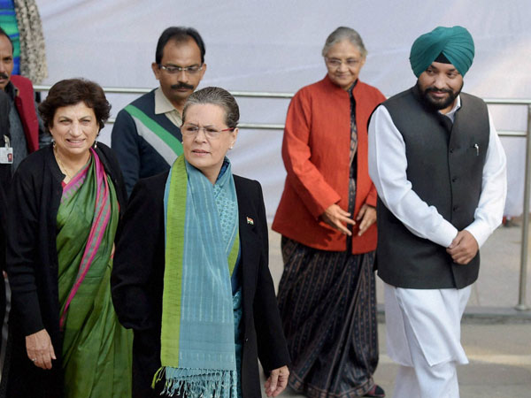 Delhi: Sonia Gandhi casts her vote Delhi: Sonia Gandhi casts her vote
