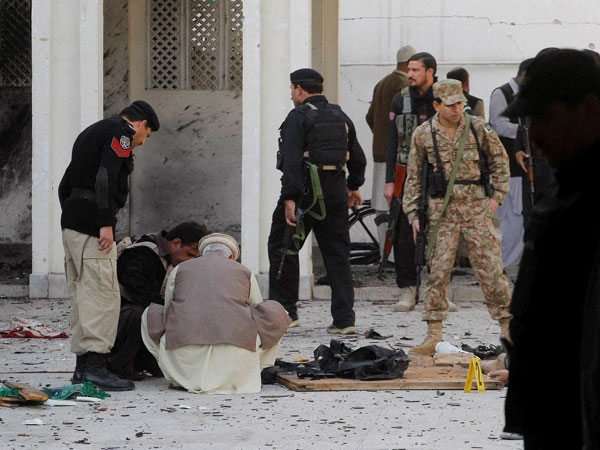 Pak: 19 killed in blast in Shia mosque Pak: 19 killed in blast in Shia mosque
