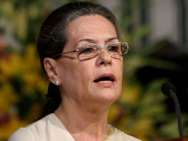 Sonia meets farmers hit by rain in Raj Sonia meets farmers hit by rain in Raj