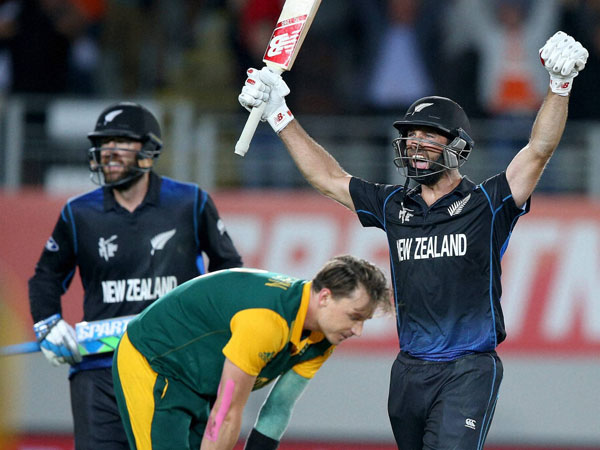 The winning moment - Joy for Elliott (right) and despair for Steyn (centre). Also seen is Daniel Vettori The winning moment - Joy for Elliott (right) and despair for Steyn (centre). Also seen is Daniel Vettori