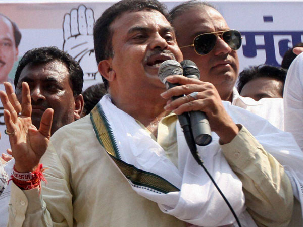 Sanjay Nirupam, Cong activists held for anti-Modi protest in Mumbai. Sanjay Nirupam, Cong activists held for anti-Modi protest in Mumbai.