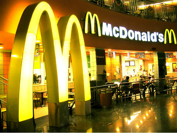 Woman finds cockroach in McDonald burger Woman finds cockroach in McDonald burger