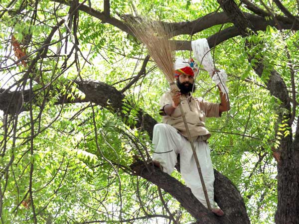 Farmer's suicide: Congress protests at Arvind Kejriwal's home. Farmer's suicide: Congress protests at Arvind Kejriwal's home.