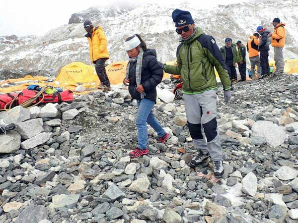 Delhi: Sikh body sends supplies to Nepal Delhi: Sikh body sends supplies to Nepal