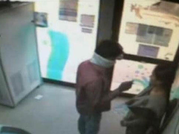 Hyd: Firing inside ATM; woman robbed Hyd: Firing inside ATM; woman robbed