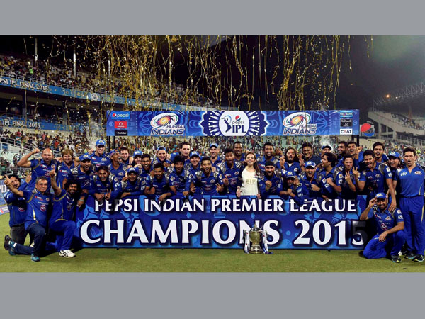 MI players celebrate with their trophy in IPL 2015 MI players celebrate with their trophy in IPL 2015